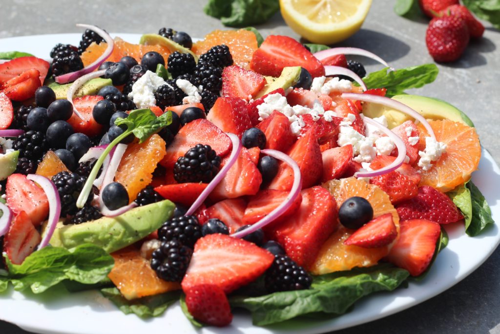 SPINACH AND FRUIT SALAD WITH LEMONY POPPYSEED DRESSING