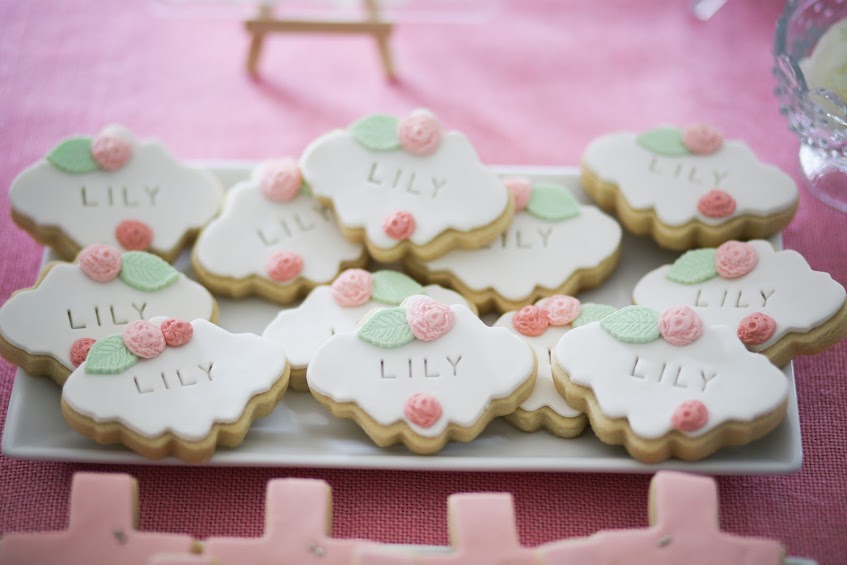 A tray of cookies with the word " luv " written on them.