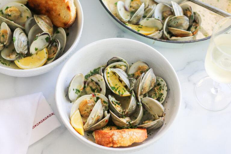 Clams in Garlic-Butter and Wine Sauce